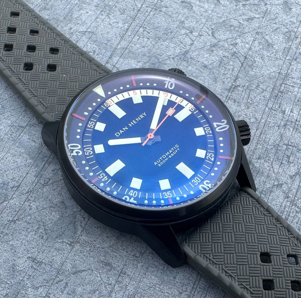 Powered by a Seiko NH35 automatic movement, the 1970s mimics the super