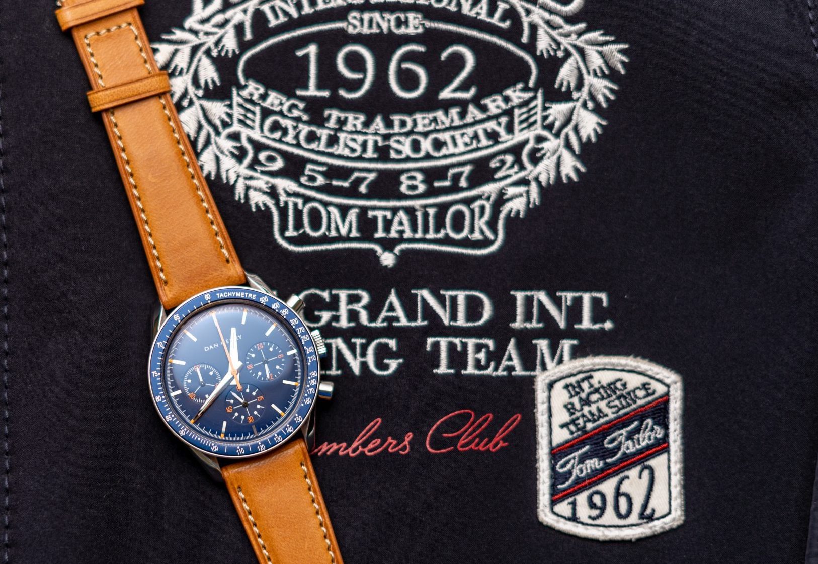 Simple, élégant, sportif et chic : Un hommage au monde de la course automobile, et à ses pilotes, le 1962 est une montre qui devrait vous plaire pour un long moment. La Petiite Trotteuse